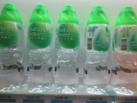 ペットボトルを自動回収機に入れると加盟店で使えるクーポンがもらえる「逆自動販売機」が登場（香港）