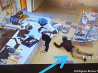 一方南アフリカでは...強盗がお金を奪い取っている最中、そのお金をこっそり盗み取る人物が現れる