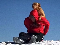これが正しいソリの乗り方？ご主人と愛犬のソリ遊びが実に楽しそう