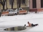 【動画】凍った湖に落ちた子犬を助けようとしたら…