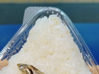「塩むすび」なのに何か乗ってる...　香川・高松駅で売ってるおにぎりにネット驚がく「天才やん」
