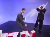 武術の達人が生放送で驚きの技を披露するも、司会者がうっかりそのタネをバラしてしまうトラブル発生www