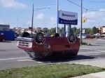 どうなってるの！？　上下逆さになったまま走る車。