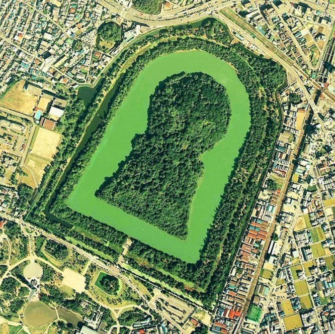 大仙陵古墳の空中写真（国土交通省国土地理院 地図・空中写真閲覧サービスの空中写真を基に作成、Wikimedia Commonsより）