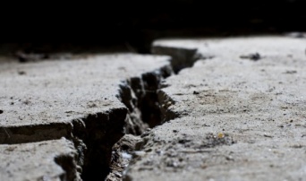 チベット地下のマントルに巨大な断裂が発見される。地震との関連性が？（米研究）