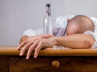 「二日酔いなので休みます」が許可されるイギリスの企業、事前の欠勤予約もOK
