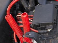 車のバッテリー交換の方法、費用はどれぐらい？交換時期の目安や電圧の見方も紹介！