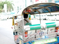 「旅行先のホテルの男性スタッフが、街までずっとついてくる。目的がわからず不安に思っていると...」（京都府・20代女性）