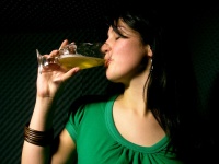 「お酒は太る」は間違い！？ダイエット中でも飲めるお酒はコレ！