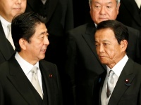 安倍晋三首相（左）と麻生太郎財務大臣（右）（写真：ロイター/アフロ）