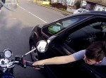 信号待ちで並んだ車に乗っていた少年に、一人のライダーが…