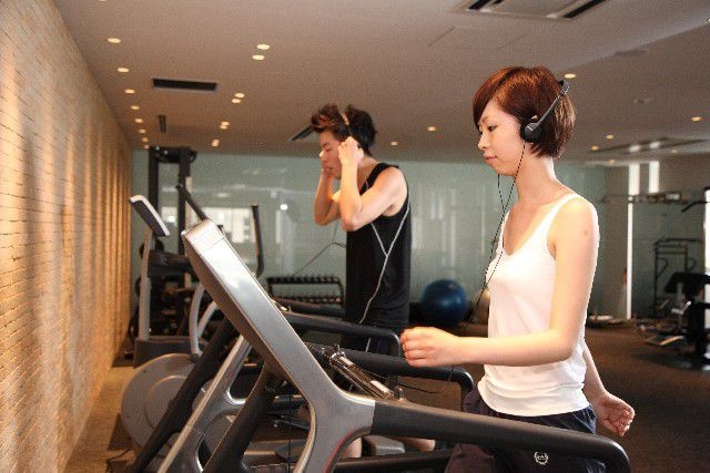 音楽を聴くとハードトレーニングがつらくなくなる