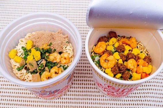 金ちゃんヌードル(左)とカップヌードル(右)のお湯を入れる前の状態