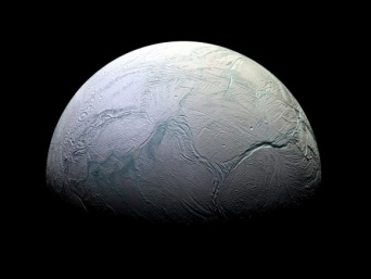 土星の衛星「エンケラドゥス」に生命が誕生している可能性。噴出する水蒸気に水溶性の有機物を確認(NASA)