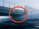 ちゃんと確認しようよ…！　トラックで運んでいた飛行機を橋に擦ってしまう。