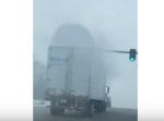 ちゃんと落とさないと…！　雪が積もったまま走っていたトラックが信号機を破壊。