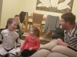 「次の１投で成功したら５００ドルあげるよ！」少年の渾身のボトルフリップの結果は！？
