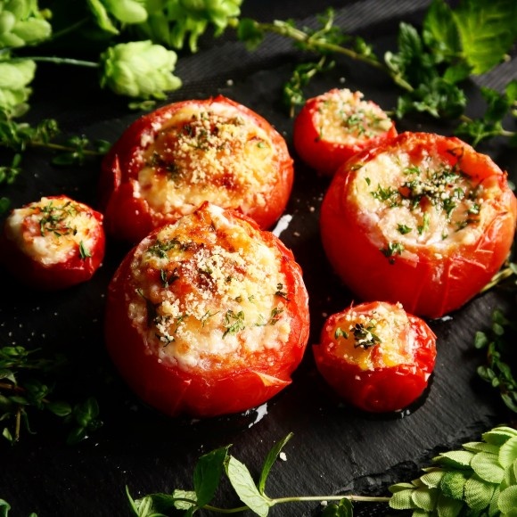 簡単おいしいヘルシー！トマトに卵を落としてオーブントースターで焼くだけ「ピザ風エッグトマト」のレシピ【ネトメシ】