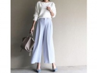 公園デートは、白×サックスブルーの爽やかパンツルックで決まり　＃東京365日コーデ