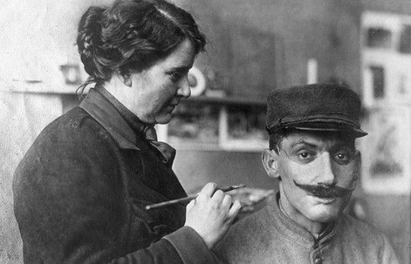 第一次世界大戦で顔を負傷した兵士たちの為に、オーダーメイドのマスクを次々と作り上げた善意の女性彫刻家（アメリカ）