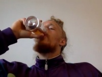 尿療法はまだ絶滅していなかった。毎日自分の尿を飲むドイツ人男性「心身ともに病気知らずに」と豪語（ドイツ）