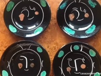 ピカソ作の皿だった。チャリティーショップで1枚260円の皿を4枚購入した女性、その価値にびっくり