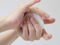む、無理……。「他人が握ったおにぎり」を食べられない3つの理由