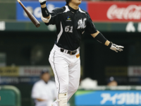 華麗なバット投げはプロ野球の魅力のひとつ（写真はロッテ・角中勝也）