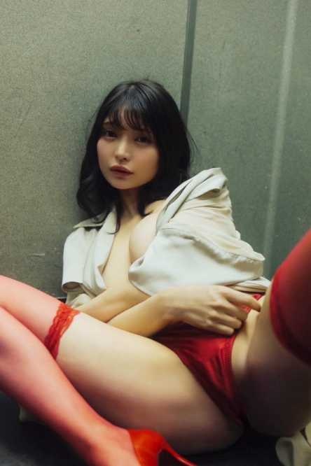 X:似鳥沙也加写真集公式より