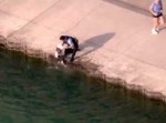 水辺に落ちてしまった犬を警官が速攻で…