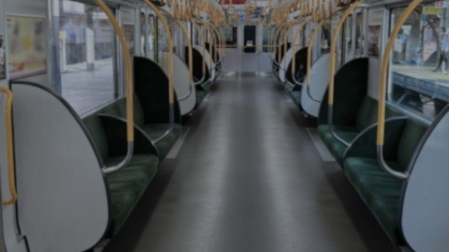 「1歳と3歳の娘を連れて乗った夏の電車。子供たちを冷気から守っていたら、正面の席の女性客が」（京都府・50代女性）