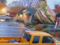 巨大ハンバーガーの襲来か？駐車場をころがり民家に衝突するバーガーキングのワッパー