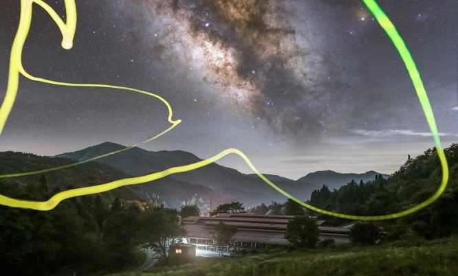 天の川を縁取るダンス　季節外れのホタルが生み出した〝奇跡の１枚〟に反響