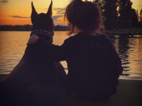 やっぱり犬は最良の友！と改めて思わせる、うらやましいほど仲の良い少女＆大型犬