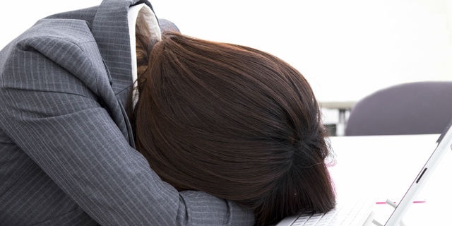 居眠りする女性