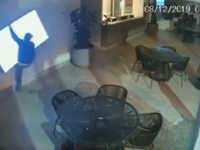 雑がすぎる。ドジな泥棒3人組が繰り広げるドタバタコントな窃盗現場が監視カメラに（ブラジル？）