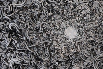 本能的にヤバさを感じる。大量の釘を曲げて有機的に造作された彫刻（先端恐怖症注意）