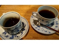 「パナマ・ゲイシャ」のコーヒー（右）と、飲み比べたブレンドコーヒー（左）