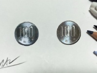 どっちが本物かわかる？　色鉛筆で描いた「100円玉」がリアルすぎて思わず拾っちゃいそう