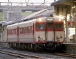 真夏でも扇風機しかない電車内　祖母を訪ねた一家の母がまるで家にいるような様子で娘に向かって（愛知県・70代以上男性）