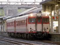 真夏でも扇風機しかない電車内　祖母を訪ねた一家の母がまるで家にいるような様子で娘に向かって（愛知県・70代以上男性）