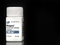 ネット上には膨大なED治療薬が売られているが……PureRadiancePhoto / Shutterstock.com