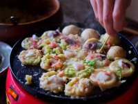 タコ焼きにキャベツ、いれる？（画像はイメージ）