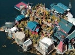 土地がなければ水上に？　完全ハンドメイドの“水に浮かぶ家”