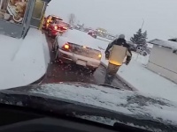 一方カナダでは、ドライブスルーに並んでいた車に駆け寄る1人の男性が。この後何かが起きる！
