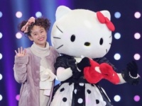 高橋愛、ヴィンテージライクなガーリースタイルでキティちゃんと競演！