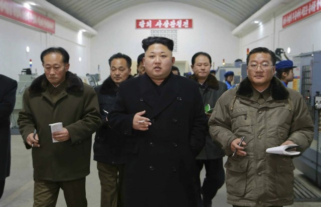 工場でタバコを吸う金正恩氏