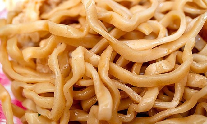 極太で縮れのついた通称「ワシワシ麺」