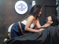 タイの理髪店の広告がセクシーすぎて、勘違いした人から問い合わせが殺到。