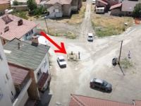 なぜここに？住宅地の道路の真ん中にあるお墓の謎